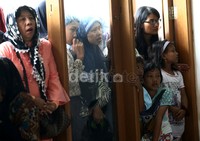 Sebagai warga menyaksikan dari jendela masjid.