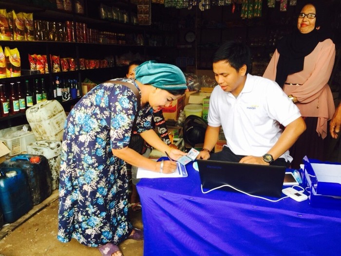 Cerita Mukhlis Si Penjual Sembako yang Jadi Agen Bank Mandiri