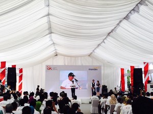 Promosi Bank Tanpa Kantor, Bos OJK dan Mandiri Sambangi Pasar Burung di Sulawesi