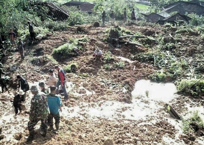 Berbagai Penampakan Rumah Rata dengan Tanah Akibat Longsor di Sukabumi