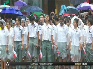 Setia Menunggu Jenazah Lee Kuan Yew di Tengah Guyuran Hujan
