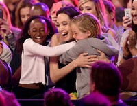 Angelina Jolie hadir bersama dua anaknya, Zahara Marley Jolie-Pitt dan Shiloh Nouvel Jolie-Pitt. Kevin Winter/Getty Images/detikFoto.