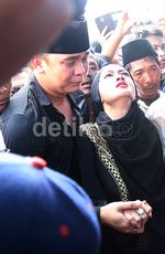 Kesedihan Billy di Pemakaman Olga Syahputra