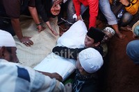 Ia ikut turun langsung ke liang lahat untuk mengantarkan Olga.