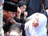 Sang ibu tampak menenangkan Billy.