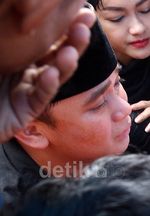 Kesedihan Billy di Pemakaman Olga Syahputra