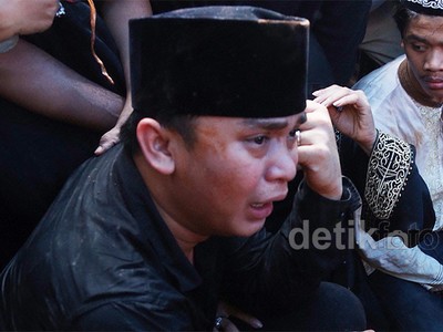 Kesedihan Billy di Pemakaman Olga Syahputra