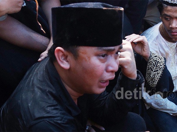 Kesedihan Billy di Pemakaman Olga Syahputra