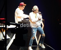 Wooyoung duet bersama Jun.K memanaskan suasana lewat lagu hip-hop ala DJ.