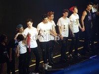 Kedekatan 2PM dan fans benar-benar terasa.