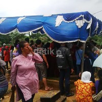 Tenda bewarna biru terlihat masih berdiri di atas makam Olga.
