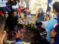 Beberapa pengunjung mengabadikan makam pemilik nama asli Yoga Syahputra itu dengan kamera telepon genggam mereka.