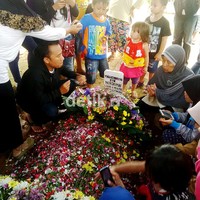 Taburan kelopak bunga masih menyelimuti pusara Olga.
