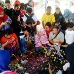 Foto: Pelayat Masih Padati Makam Olga Syahputra