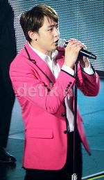 Nichkhun '2PM' Berbaju Pink di Konser 'Go Crazy!' Jakarta