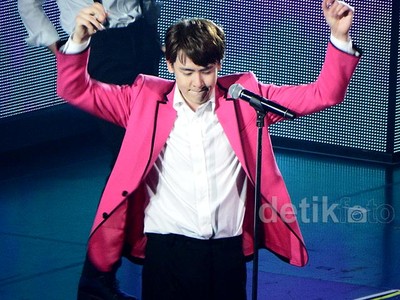 Nichkhun 2PM Berbaju Pink di Konser Go Crazy! Jakarta