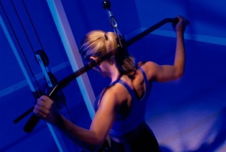 Siapa Bilang Wanita Tak Butuh Latihan Angkat Beban? Ini Segudang Manfaatnya