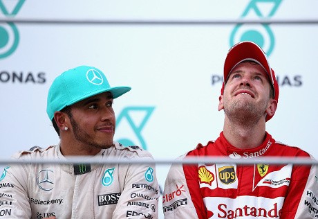 Hamilton Sanjung Vettel dan Ferrari