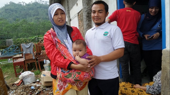 Ajaib! Sempat Terseret dan Terkubur, Pasutri dan Bayinya ini Lolos dari Maut