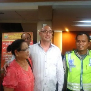 Pelanggar yang Menuding Polisi Rasis Tiba-tiba Histeris dan Sujud di Kaki Ibunya