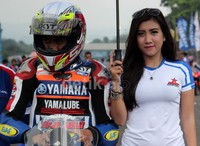 Tampilan seksi sangat jelas terlihat disetiap umbrella girls yang menemani pebalap Yamaha R25.