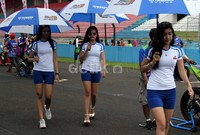 Belasan umbrella girl menemani para pebalap sebelum berpacu dengan ketangguhan Yamaha R25 miliknya.