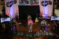 Go!Go!Jill buka penampilan di LIVECHATkustik dengan lagu perdananya 'Kamu Baik'.