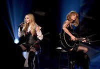 Madonna dan Taylor Swift berkolaborasi di iHeartRadio Music Awards 2015 pada Minggu (29/3) di Los Angeles, Amerika Serikat. Kevin Winter/Getty Images/detikFoto.