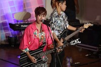 Naik pentas dengan kostum warna-warni, band pemenang kompetisi Guinness Amplify Indonesia 2014 itu melanjutkan penampilannya dengan lagu daur ulang milik mendiang Chrisye berjudul 'Surya Tenggelam'.