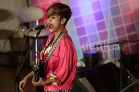 Kami ini adalah girlband yang sesungguhnya. Kami memainkan alat musik dan nyanyi beneran, nggak pakai lip-sync. Kami juga mau cerita, kalau album pertama kami, 'Start', itu diproduseri oleh produser hebat Steve Lillywhite, cerita Go!Go!Jill di antara jeda lagunya.