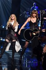 Kolaborasi Madonna dan Taylor Swift di iHeartRadio Music Awards 2015