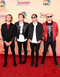 Band asal Australia 5 Seconds of Summer, tampil ngerock di red carpet. Jason Merritt/Getty Images/detikFoto.