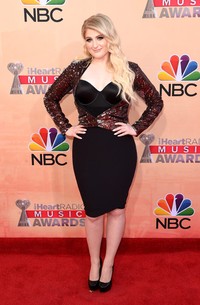 Pelantun 'All About That Bass' Meghan Trainor dibalut dress mini hitam dengan luaran jaket lengan panjang berkilau. Jason Merritt/Getty Images/detikFoto.