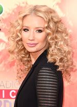Berbaju Jaring Menerawang, Iggy Azalea Tak Kenakan Bra