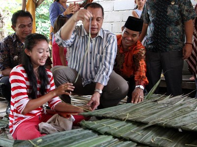 Marwan Jafar Mengayam Daun Nipah