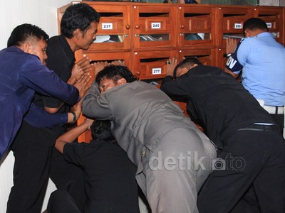 Yorrys Cs Duduki Ruang Rapat Fraksi Golkar