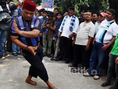 Pesilat Betawi Pamer Jurus di Depan Balai Kota