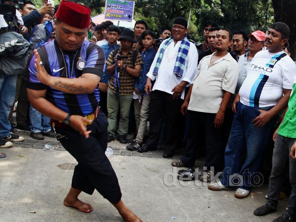 Pesilat Betawi Pamer Jurus di Depan Balai Kota