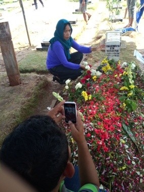 Penggemar Foto Bareng dengan Makam Olga Syahputra