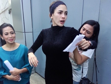 Keluar Penjara, Nikita Mirzani Pakai Dres Hitam Ketat