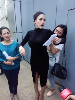 Bebas dari Rutan Pondok Bambu, Nikita Kunjungi Makam Olga