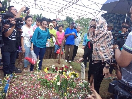 Kunjungi Makam Olga Syahputra, Nikita Mirzani Tabur Bunga dan Siram Air Mawar