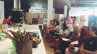 Odillia Winneke menjelaskan tentang pengelolaan dapur dan pengenalan bumbu dasar masakan pada para peserta.