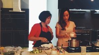 Salah satu peserta menaruh garam pada menu sayur bening, menu turun-temurun yang ternyata punya banyak manfaat kesehatan.
