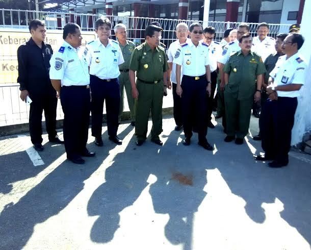 Berkacamata Hitam, Jonan Blusukan ke Bandara Mamuju