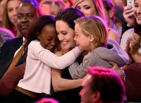 Berhasil memenangkan penghargaan Favorite Villain lewat aktingnya di film 'Maleficent', Zahara dan Shiloh beri pelukan hangat untuk sang ibu. Kevin Winter/Getty Images/detikFoto.