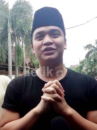 Billy diwawancara usai menuaikan ibadah salat di masjid dekat rumahnya.