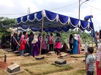 Makam Olga yang terletak di TPU Malaka, Jakarta Timur itu masih ramai dikunjungi pelayat pada Senin (30/3/2015).