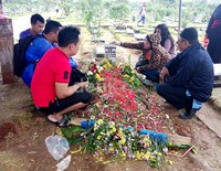 Makam yang tadinya sempat ambles itu kini sudah kembali diperbaiki.