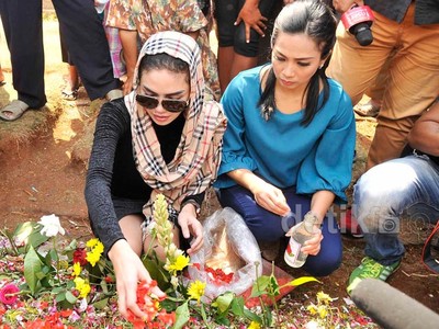 Keluar Penjara, Nikita Mirzani Melayat ke Makam Olga